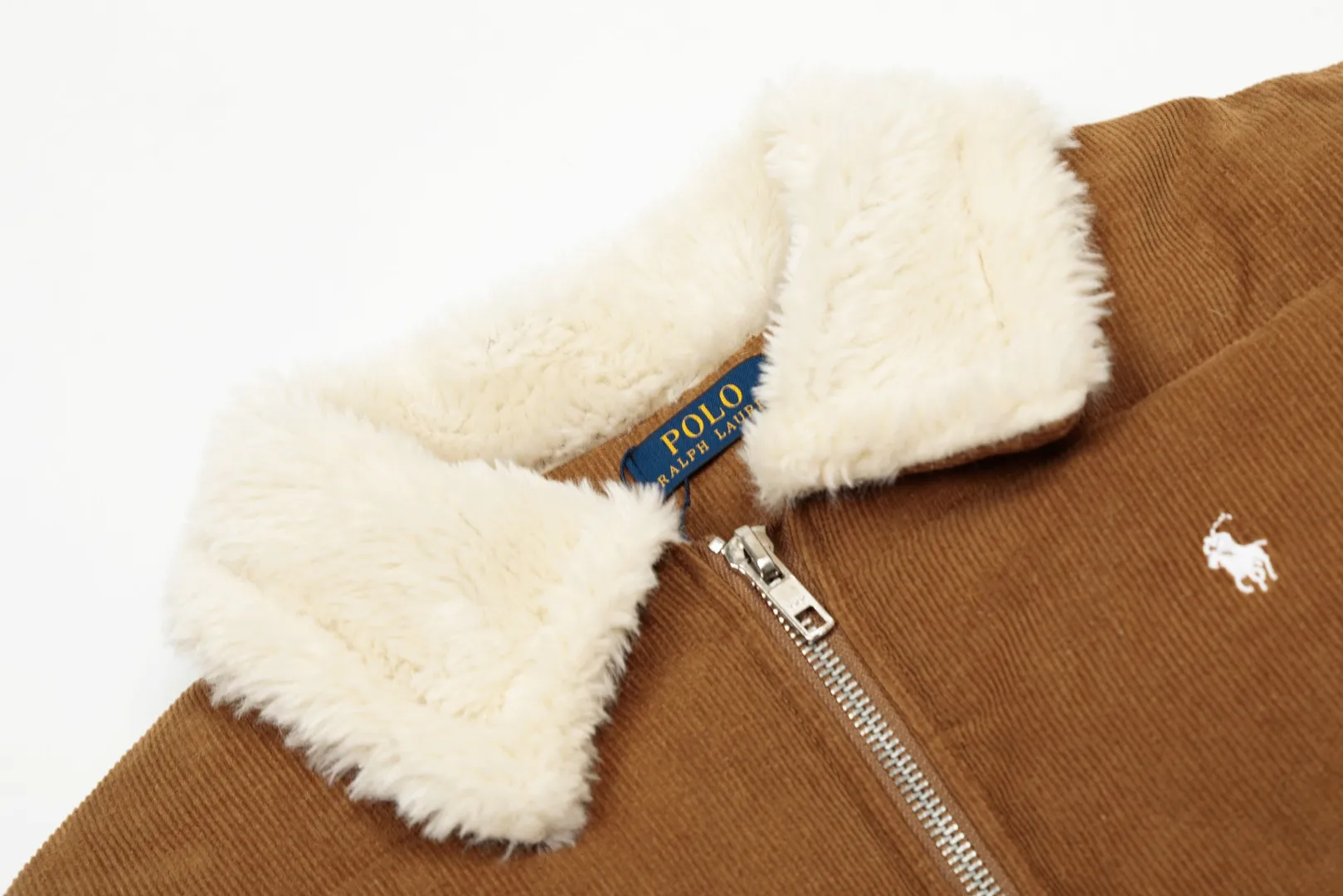P630 Top quality" Style number: 8096# [Ralph Lauren autumn and winter new Maillard style high-waisted corduroy down jacket] ✅Ralph Lauren retro Maillard style granular velvet lapel short high-waisted corduroy thickened down jacket ✅Maillard color series cotton corduroy face ✅Inner 350T contrasting polyester silk double-layer 360T high-density gallbladder ✅YB consistent YKK white copper nude zipper, zipper pockets on both sides of the inside ✅Khaki brown, full of warm atmosphere, a must-have for goddesses in winter ~ Size: S-XL Color: Khaki brown